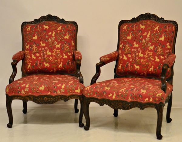 Coppia di poltrone, sec. XIX, in rovere intagliato,