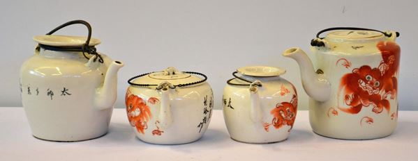 Quattro teiere, Cina, inizi sec. XX, in maiolica decorata  - Asta GIOIELLI, SCULTURE, DIPINTI, ARREDI E OGGETTI D'ARTE - Poggio Bracciolini Casa d'Aste