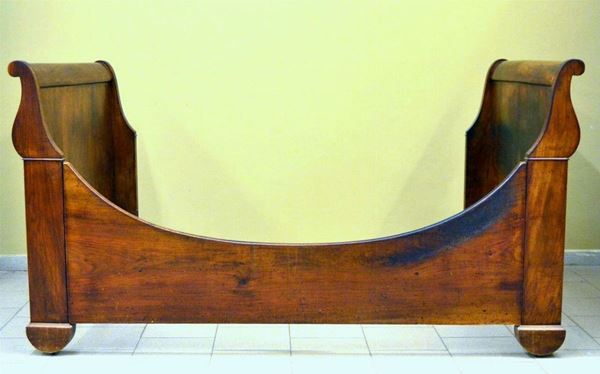 Letto a barca, inizi sec. XX, in castagno                                 