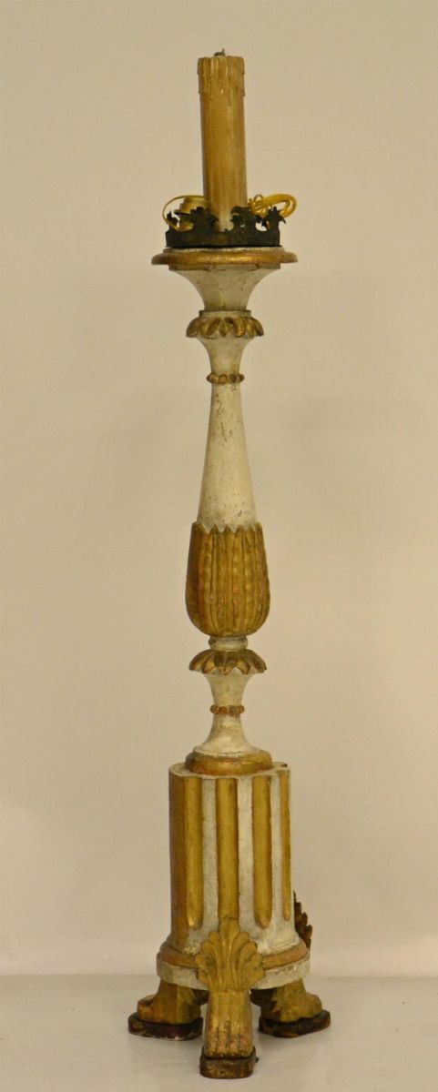 Candelabro, sec. XVIII, in legno laccato bianco-oro,