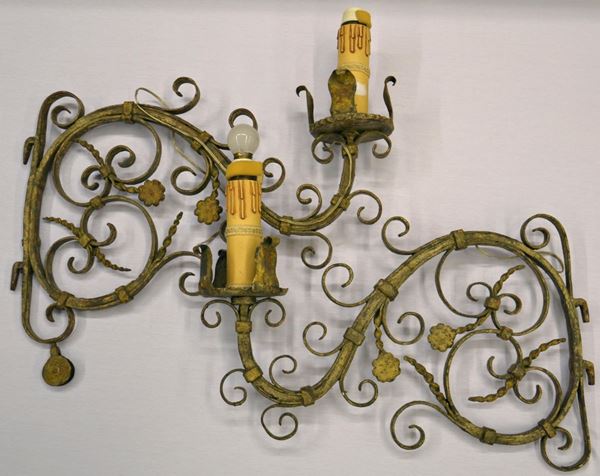 Coppia di candelieri da muro, sec. XIX, in ferro lavorato,