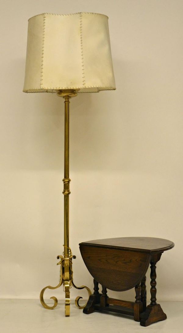 Tavolino a bandelle, sec. XX, in rovere, gambe tornite,