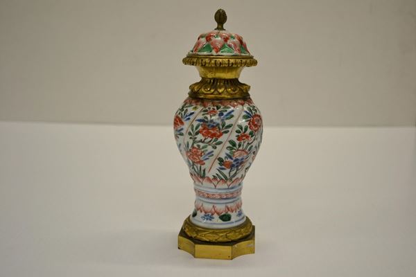 Vasetto con coperchio in porcellana policroma e montatura in bronzo, Cina, Sec. XVIII