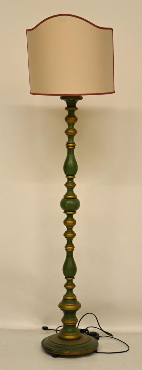 Lume da terra, sec. XX, in legno laccato verde,