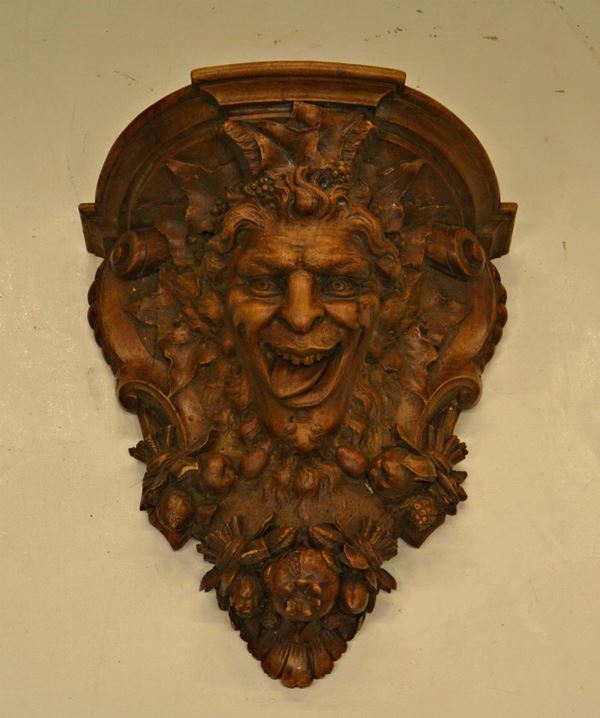 Mensola, inizi sec. XX, in noce intagliato