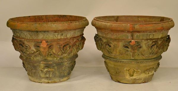 Coppia di conche, sec. XIX, in terracotta con festoni