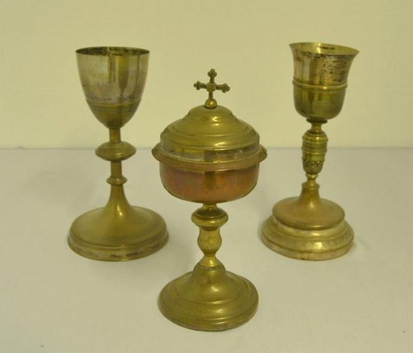 DUE CALICI E PISSIDE, SEC. XX  - Asta GIOIELLI, SCULTURE, DIPINTI, ARREDI E OGGETTI D'ARTE - Poggio Bracciolini Casa d'Aste