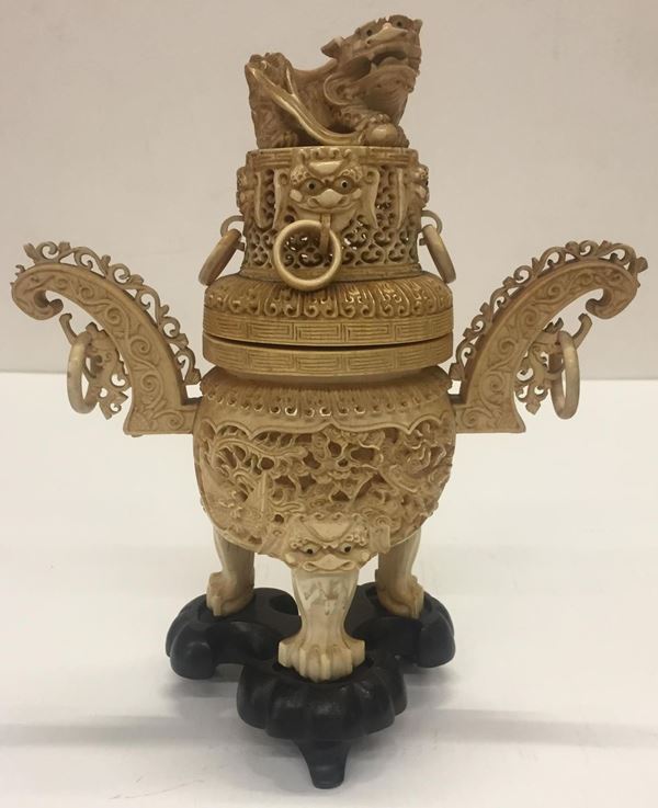 Incensiere in avorio, su base trilobata in legno, Cina, inizio sec. XX