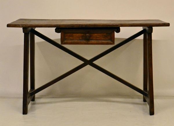 Tavolino, in stile 700, in noce, un cassetto, gambe a capra,