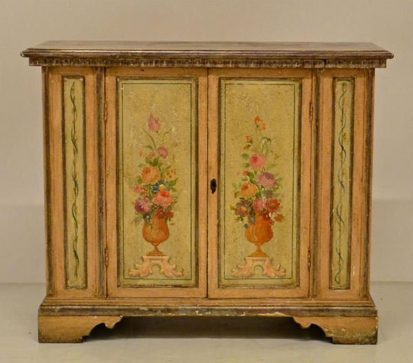 Piccola credenza, sec. XX, in legno laccato e decorato