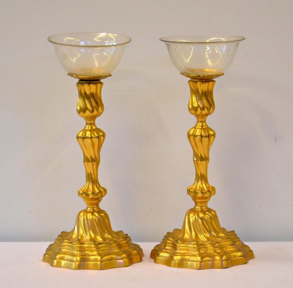 Coppia di candelieri, sec. XIX, in bronzo lavorato,