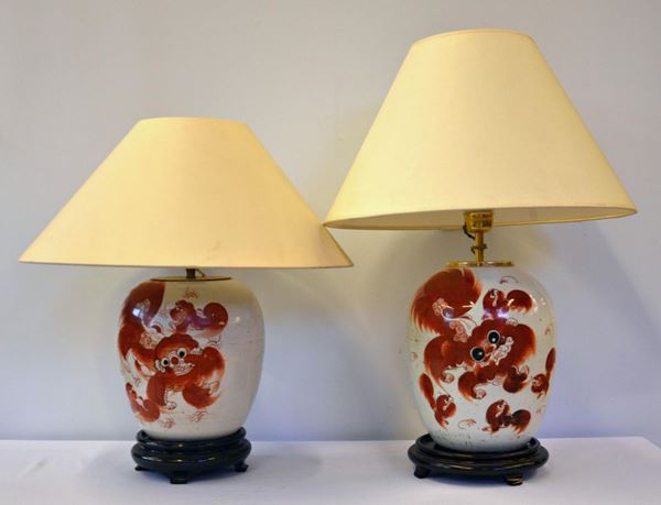 Due lumi, Cina, inizi sec. XX, in ceramica decorata