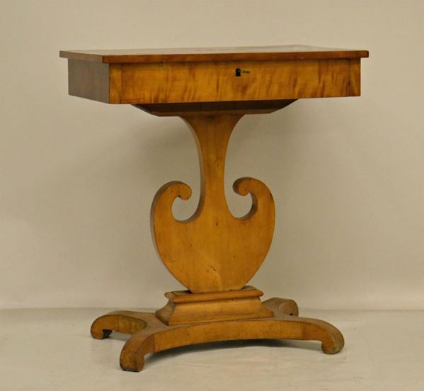 Tavolino da lavoro, sec. XIX, in acero,  - Asta GIOIELLI, SCULTURE, DIPINTI, ARREDI E OGGETTI D'ARTE - Poggio Bracciolini Casa d'Aste