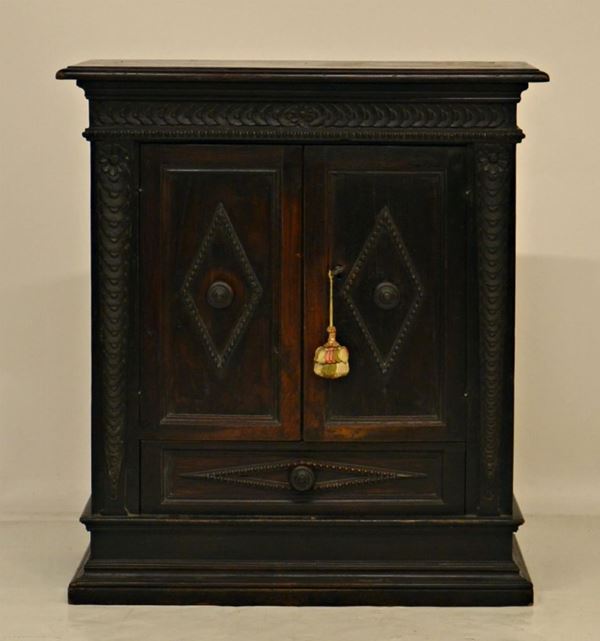 Credenzino, sec. XVIII, in noce intagliato, due  - Asta GIOIELLI, SCULTURE, DIPINTI, ARREDI E OGGETTI D'ARTE - Poggio Bracciolini Casa d'Aste