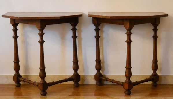 Coppia di console, in stile '700, in noce