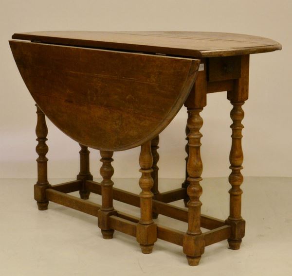 Tavolo a bandelle, sec. XIX, in noce, un cassetto,  - Asta GIOIELLI, SCULTURE, DIPINTI, ARREDI E OGGETTI D'ARTE - Poggio Bracciolini Casa d'Aste