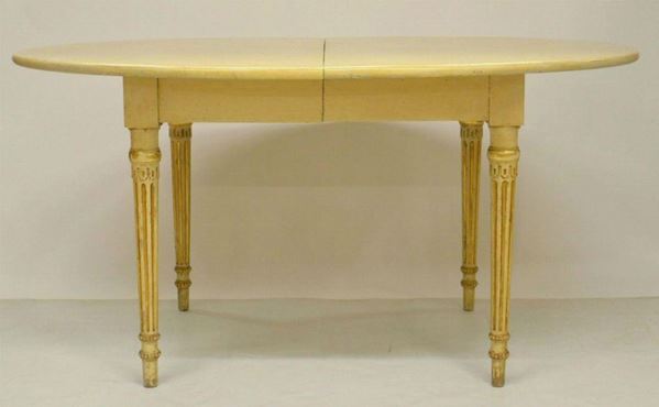 Tavolo, sec. XIX, in legno laccato bianco,
