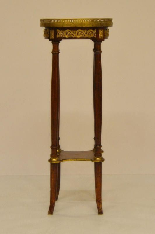 Portavaso, inizi sec. XX, in noce, piano circolare  - Asta GIOIELLI, SCULTURE, DIPINTI, ARREDI E OGGETTI D'ARTE - Poggio Bracciolini Casa d'Aste