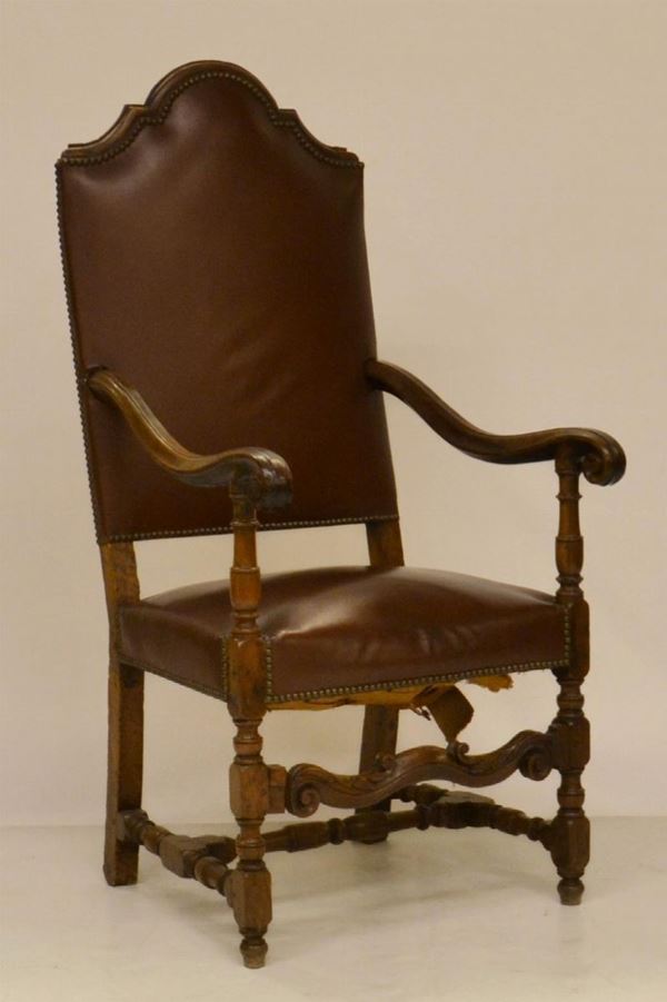 Poltrona, sec. XVIII, in noce, braccioli sagomati,  - Asta GIOIELLI, SCULTURE, DIPINTI, ARREDI E OGGETTI D'ARTE - Poggio Bracciolini Casa d'Aste
