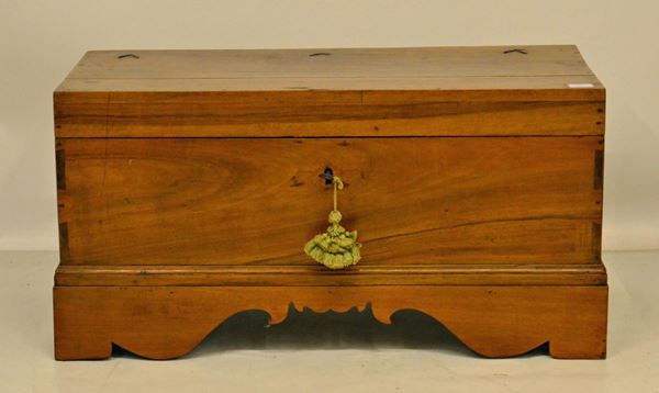 Piccola cassapanca, sec. XX, in pioppo,  - Asta GIOIELLI, SCULTURE, DIPINTI, ARREDI E OGGETTI D'ARTE - Poggio Bracciolini Casa d'Aste