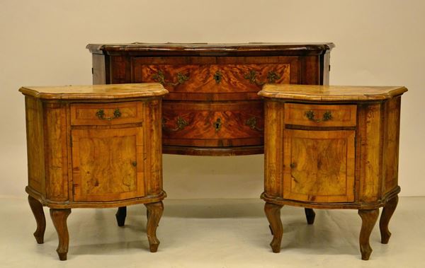 Cassettone e coppia di comodini, in stile 700,