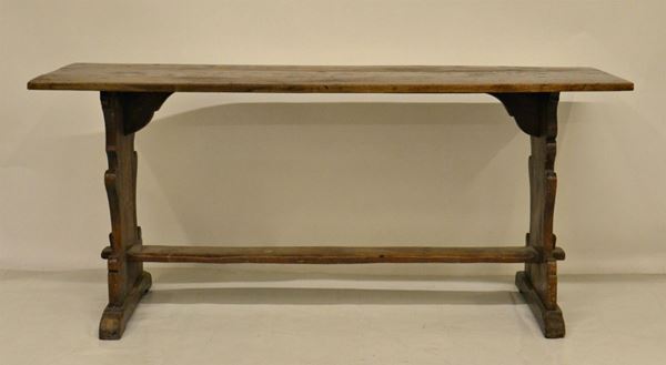 Tavolo, in stile 700, in noce, gambe a vaso,