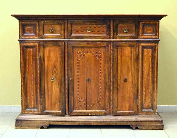 Credenza, in stile '700, in noce intarsiato, tre cassetti e tre soprtelli,