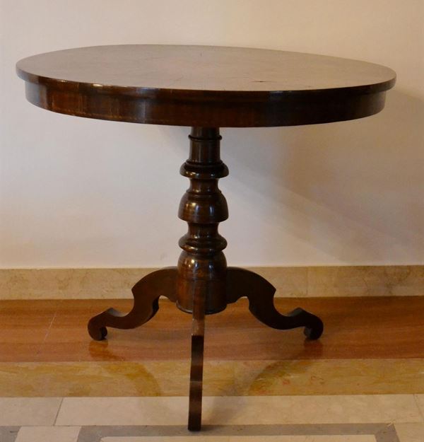 Tavolino circolare, inizi sec. XX, in noce  - Asta GIOIELLI, SCULTURE, DIPINTI, ARREDI E OGGETTI D'ARTE - Poggio Bracciolini Casa d'Aste