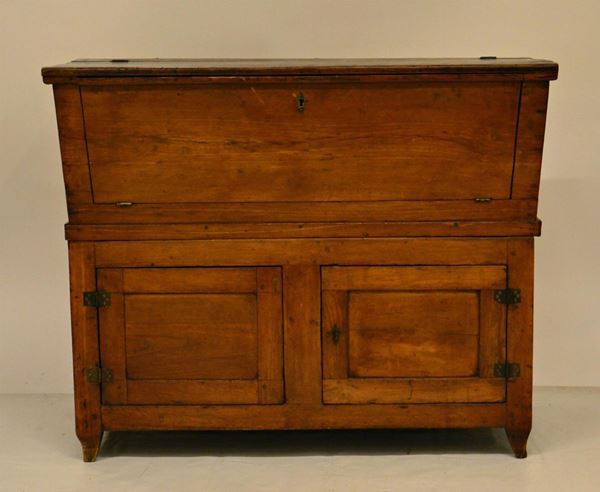 Madia, sec. XIX, in castagno, piano a ribalta  - Asta GIOIELLI, SCULTURE, DIPINTI, ARREDI E OGGETTI D'ARTE - Poggio Bracciolini Casa d'Aste