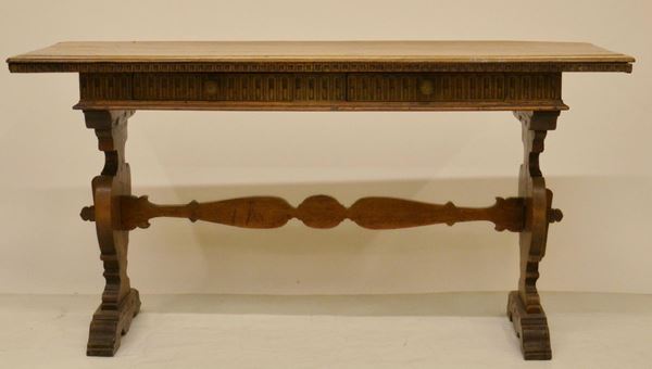 Tavolo, inizi sec. XX, in noce, due cassetti,  - Asta GIOIELLI, SCULTURE, DIPINTI, ARREDI E OGGETTI D'ARTE - Poggio Bracciolini Casa d'Aste