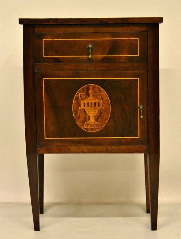 Comodino, Luigi XVI, in noce intarsiato,  - Asta GIOIELLI, SCULTURE, DIPINTI, ARREDI E OGGETTI D'ARTE - Poggio Bracciolini Casa d'Aste