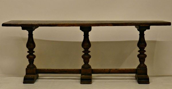 Tavolo fratina, sec. XVIII, in noce, gambe a birillo,