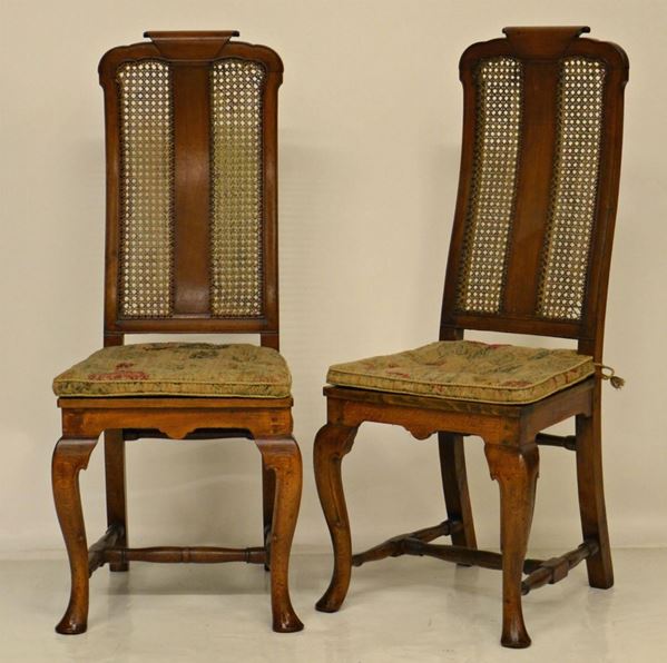 Coppia di sedie, sec. XIX, in rovere, sedute e schienale