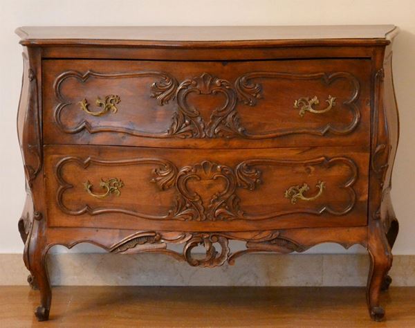 Cassettone, in stile '700, in noce intagliato,