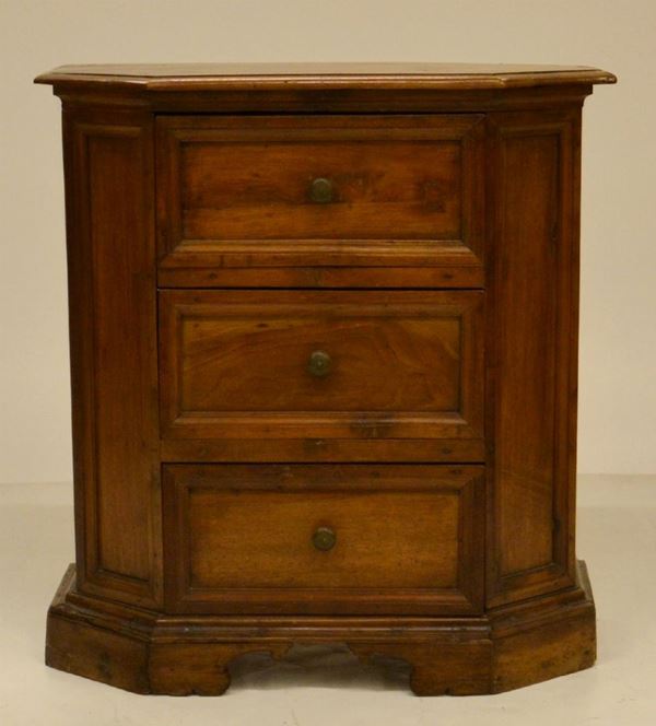Credenzino, sec. XIX, in noce scantonato,