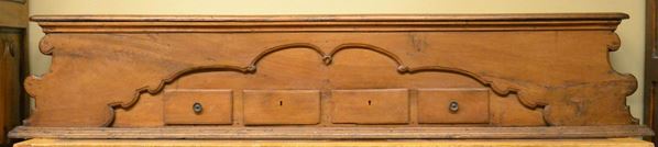 Alzata di credenza, sec. XIX, in castagno e