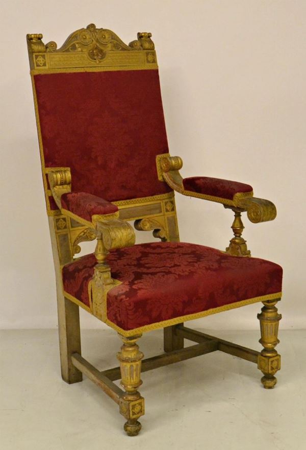 Poltrona, in stile 700, in legno dorato e intagliato,