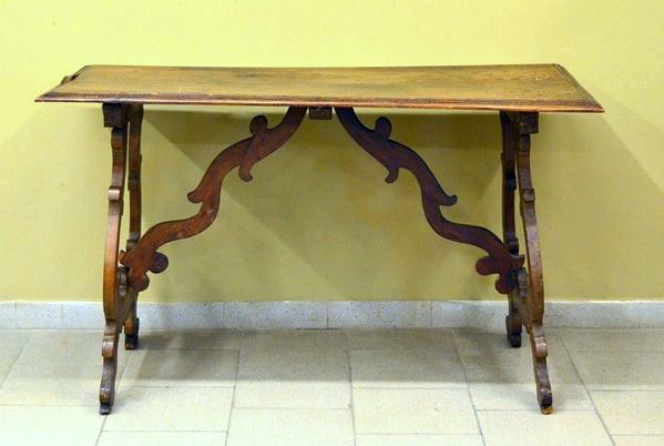 Tavolo, in stile '700, in noce, gambe a lira                                - Asta GIOIELLI, SCULTURE, DIPINTI, ARREDI E OGGETTI D'ARTE - Poggio Bracciolini Casa d'Aste