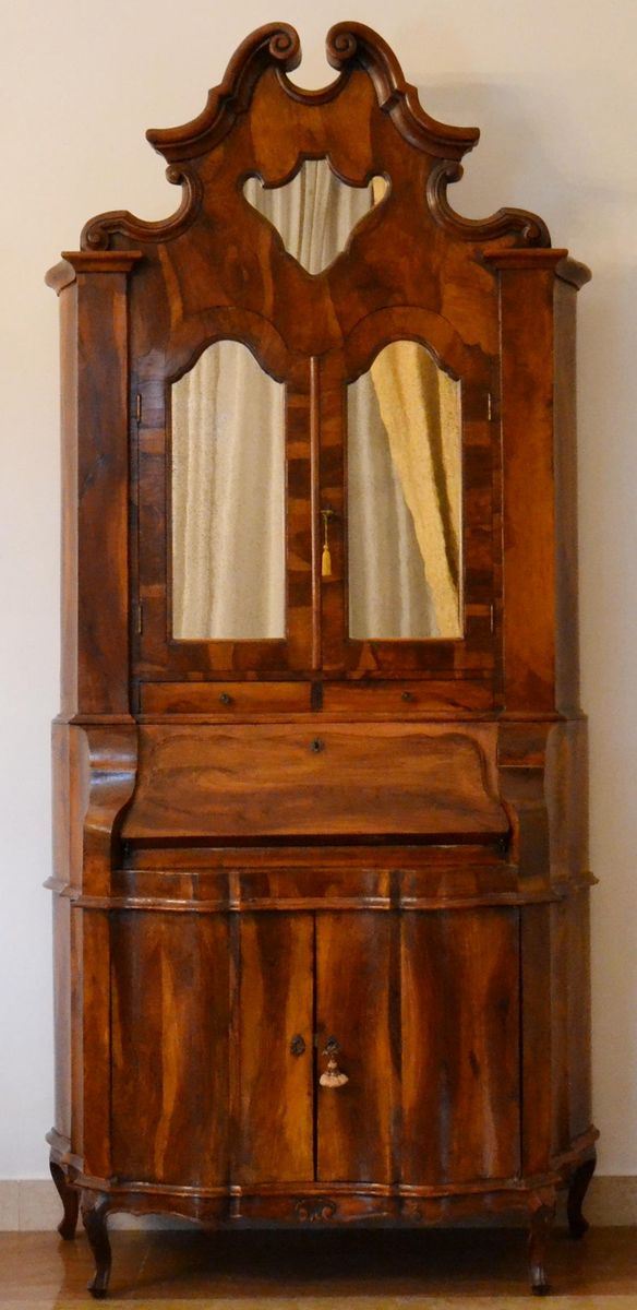 Trumeau, in stile '700, in noce, a due corpi,  - Asta GIOIELLI, SCULTURE, DIPINTI, ARREDI E OGGETTI D'ARTE - Poggio Bracciolini Casa d'Aste