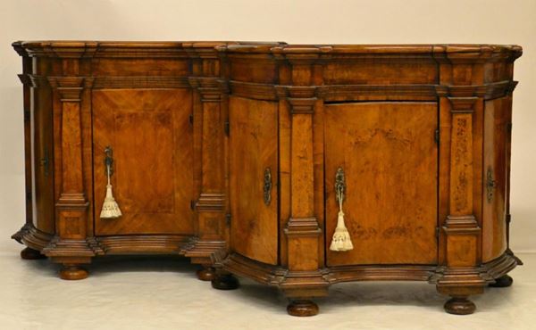 Coppia di credenze, in stile 700, in noce filettato e
