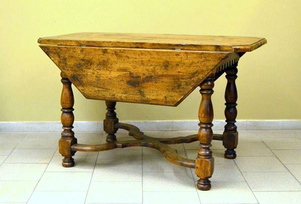 Tavolo a bandelle, sec. XVIII, in noce, gambe tornite