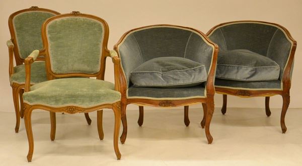 Coppia di poltroncine a pozzetto, sec. XIX, in noce sagomato,