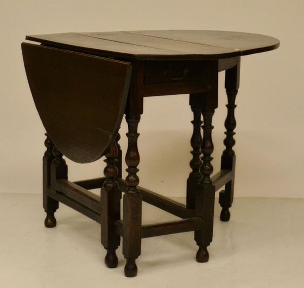 Tavolino a bandelle, inizi sec. XX, in rovere,  - Asta GIOIELLI, SCULTURE, DIPINTI, ARREDI E OGGETTI D'ARTE - Poggio Bracciolini Casa d'Aste