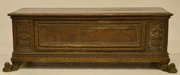 Cassapanca, sec. XVII, in noce intagliato, piano da alzarsi,