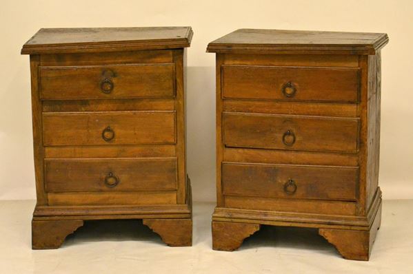 Coppia di comodini, in stile 700, in noce,