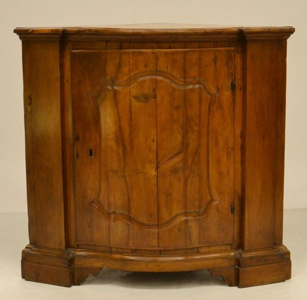 Angoliera, sec. XVIII, in noce, fronte mosso  - Asta GIOIELLI, SCULTURE, DIPINTI, ARREDI E OGGETTI D'ARTE - Poggio Bracciolini Casa d'Aste