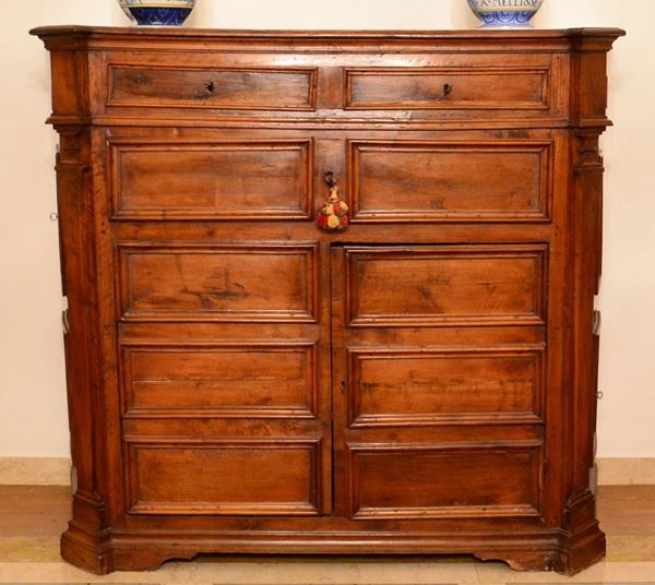Credenza, sec. XVIII, in noce scantonato,