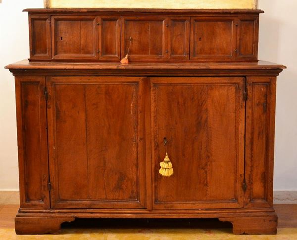 Credenza, sec. XVIII, in noce a due corpi,