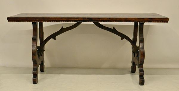 Tavolo, in stile XVIII, in noce, piano rettangolare,gambe
