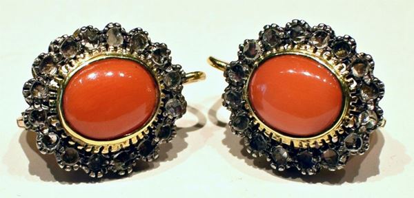 PAIO DI ORECCHINI IN ORO GIALLO,ARGENTO, CORALLO  - Asta ANTIQUARIATO, COLLEZIONISMO E GIOIELLI - Poggio Bracciolini Casa d'Aste